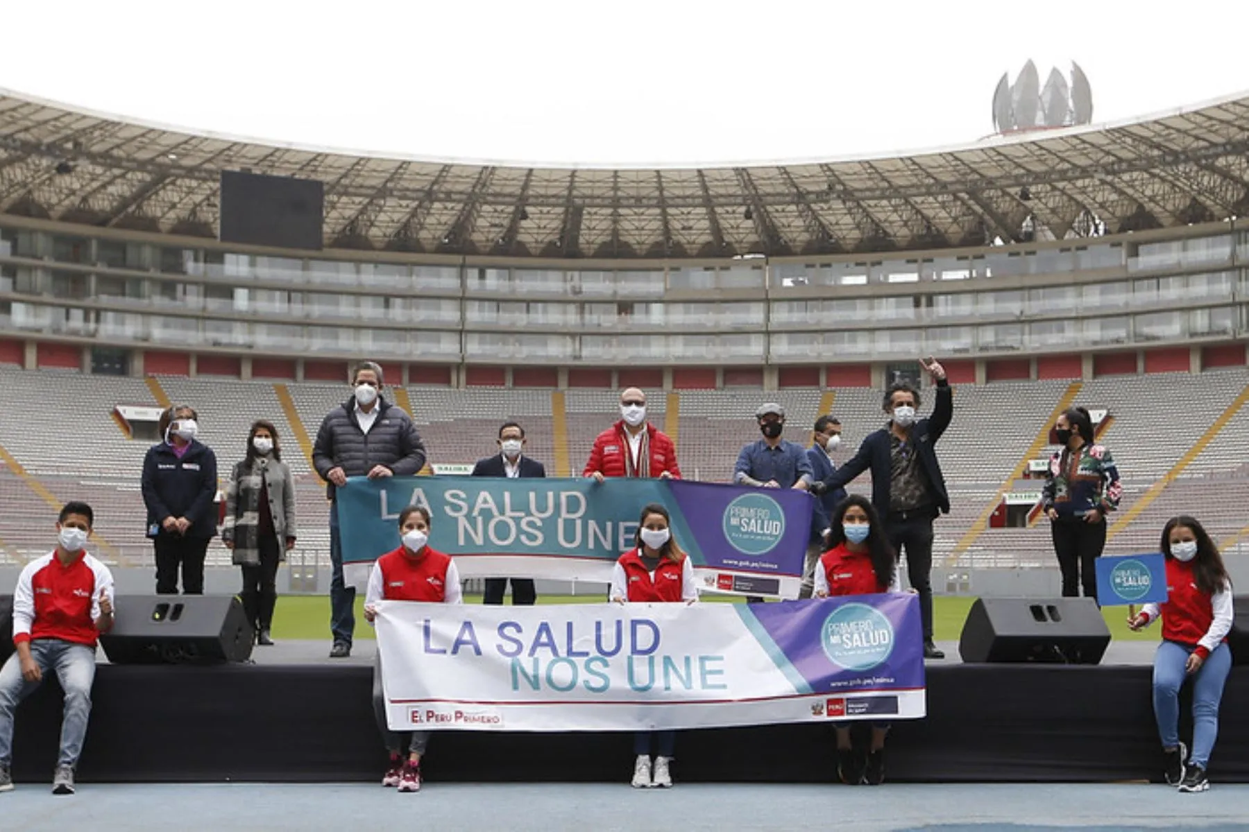 En nuestras manos: Pelo Madueño encabeza homenaje al personal sanitario