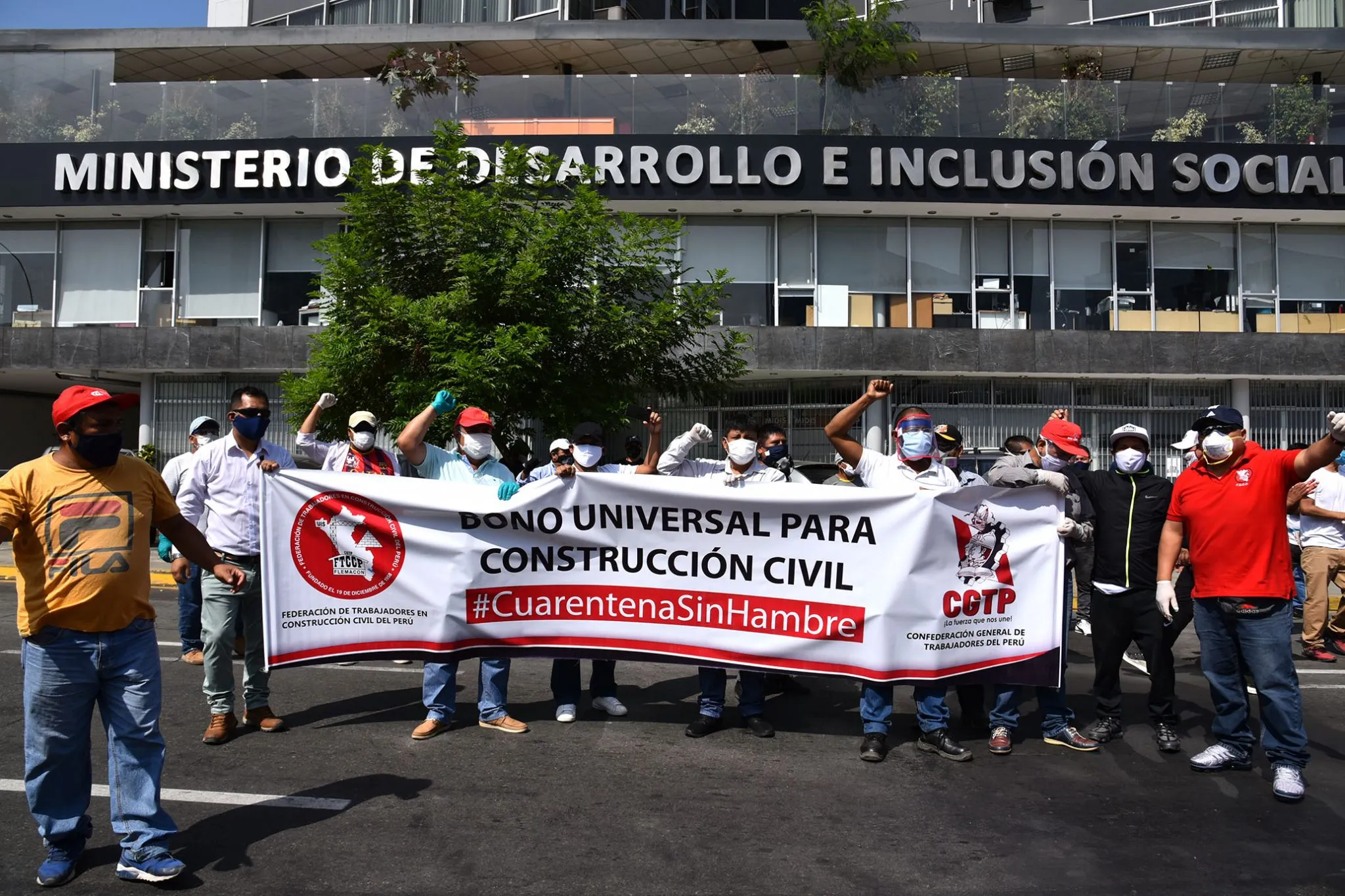 Obreros de construcción demandan bono universal a ministra Ariela Luna