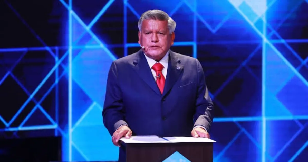 César Acuña gana 100 millones de soles al mes, según su abogado