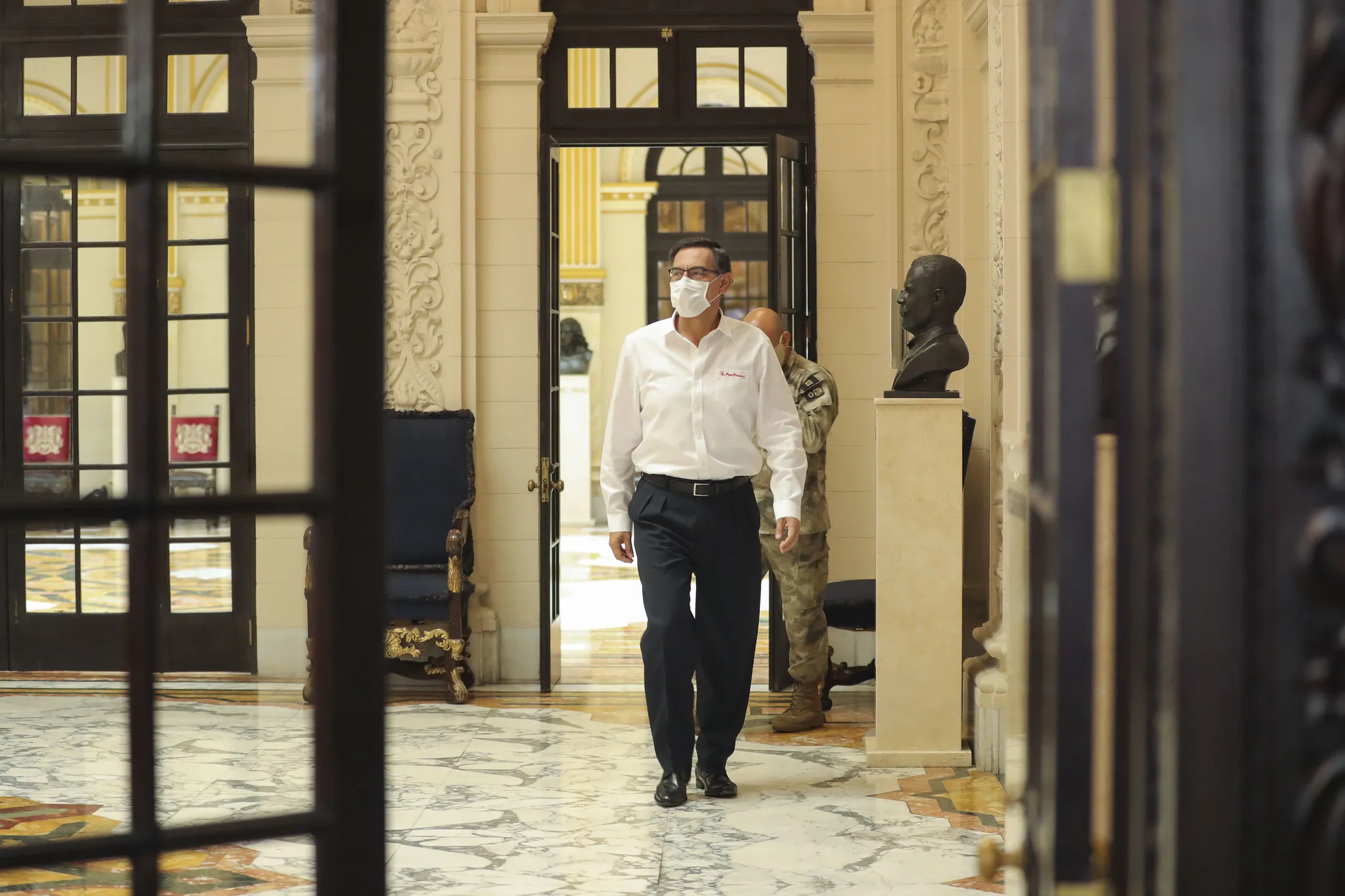 La alternativa es el bono universal y que siga la cuarentena