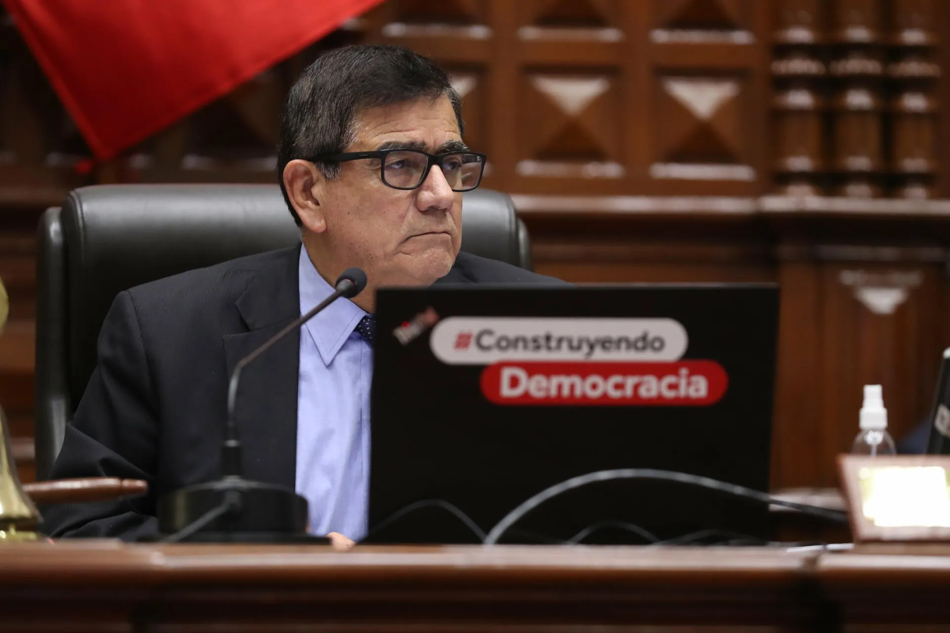 El Perú entre dos fuegos