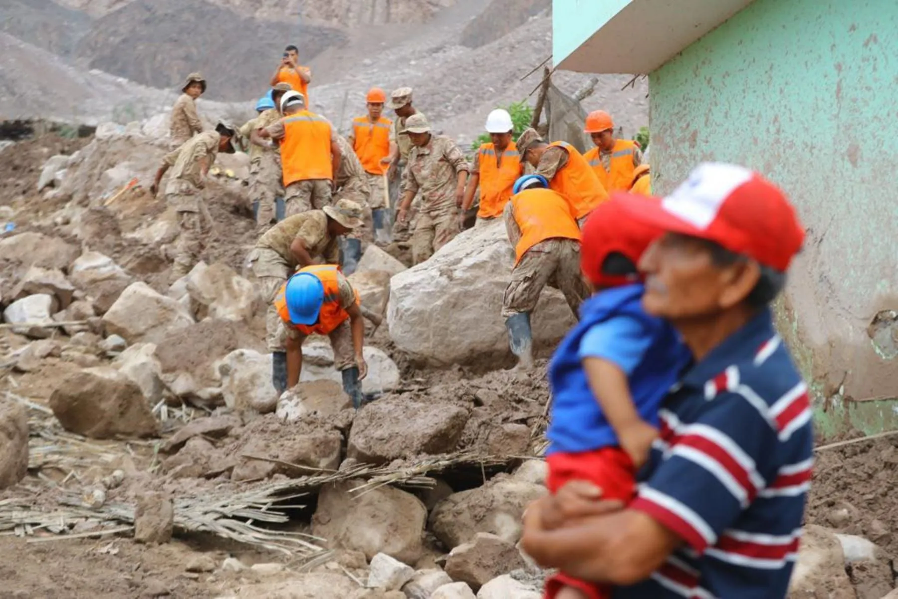 Más de mil miembros de las Fuerzas Armadas atienden a afectados por huaicos