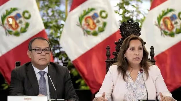 Dina quiso renunciar en dos oportunidades, pero Otárola le hizo cambiar de opinión