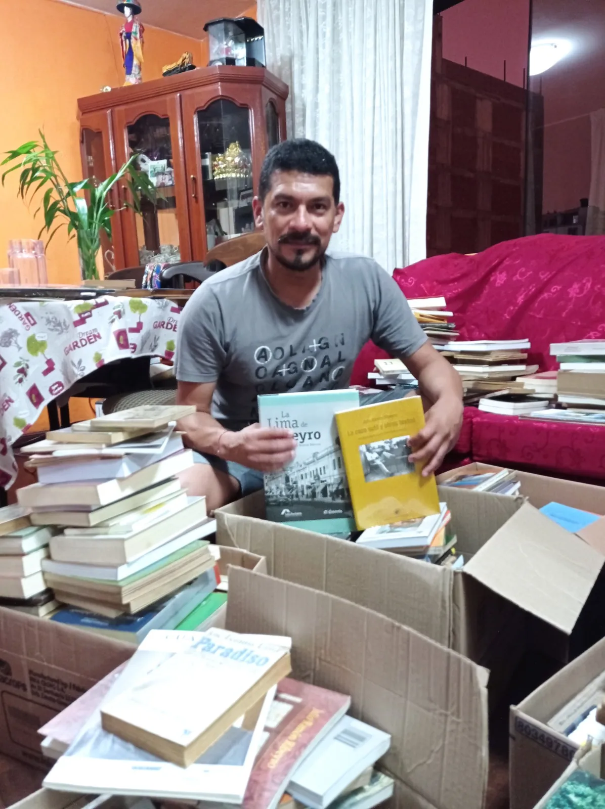 El dia que Luis Fuentes le obsequio parte de su biblioteca fue uno de los dias mas felices para Victor Solis