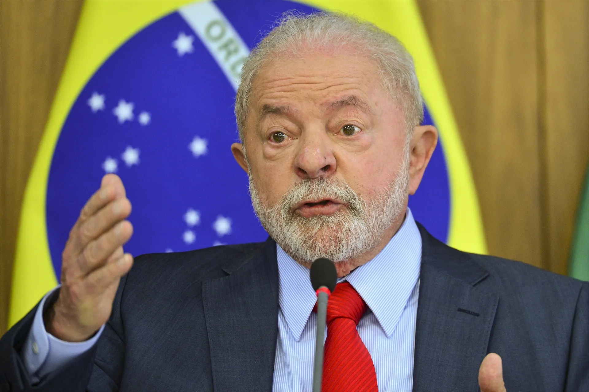 Lula asegura que tuvo que empezar a gobernar antes de asumir el cargo por la incompetencia de Bolsonaro