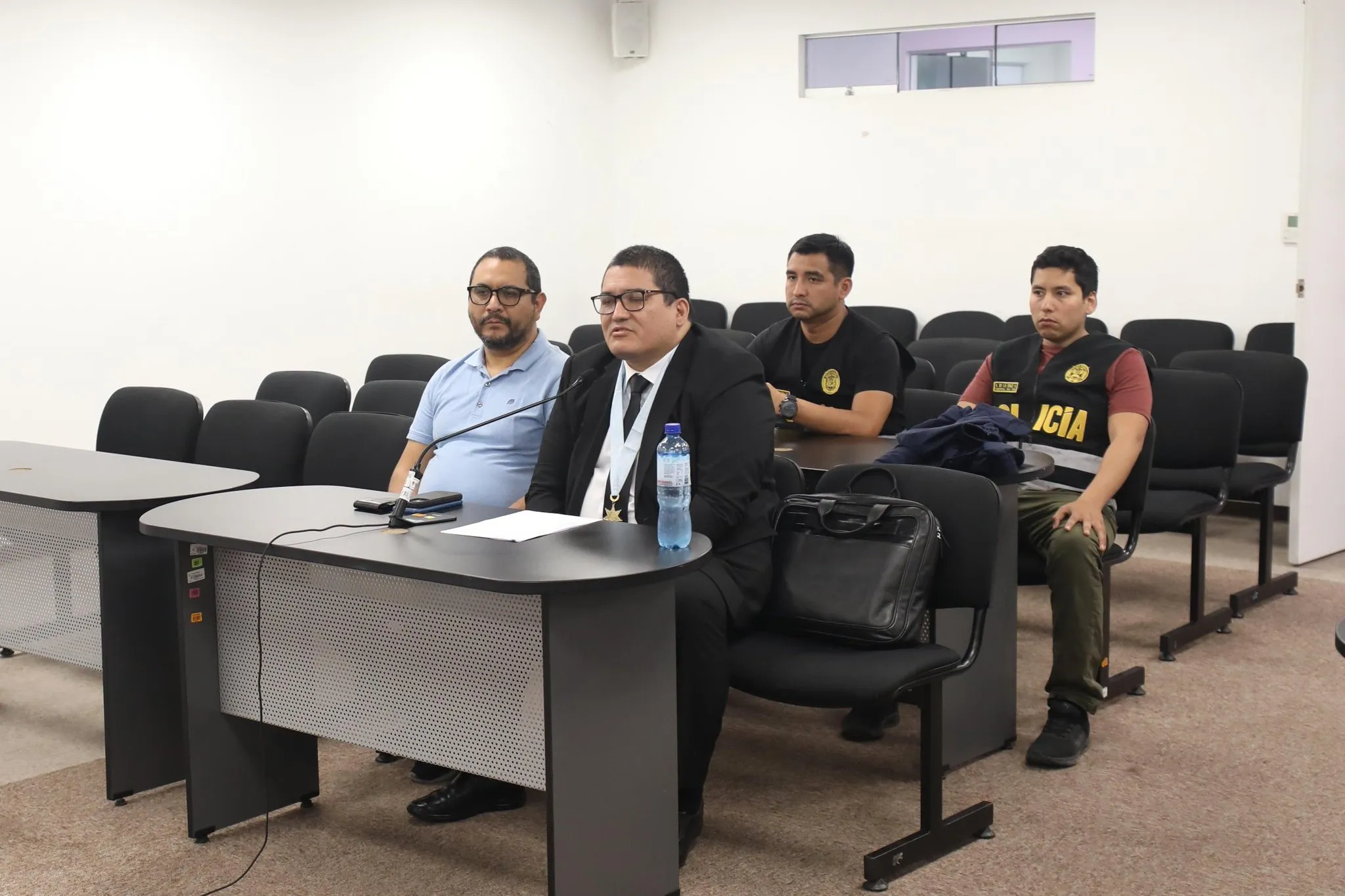 Jaime Villanueva hunde a Patricia Benavides