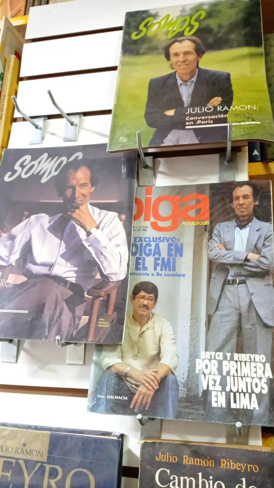 Las revistas tambien forman parte del archivo literario de Victor Solis