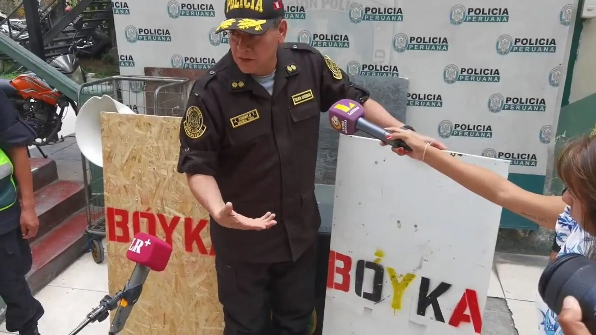 Los colores según la policía: rojo es violencia, negro es muerte y amarillo es alegría