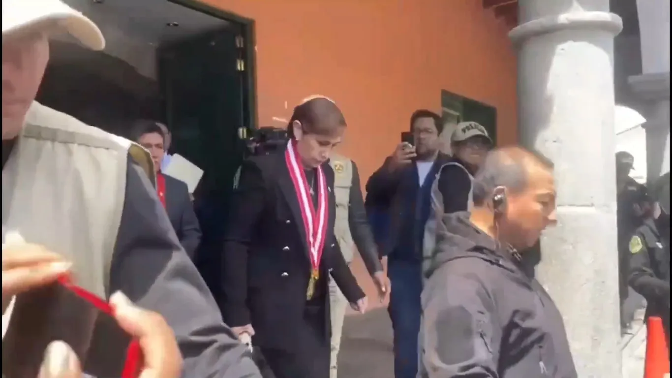 En Ayacucho lanzan a fiscal de la Nación huevos y gritos de indignación por impunidad en matanza