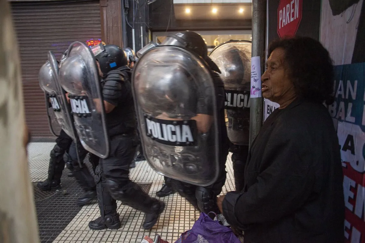Una jueza de Argentina ordena la liberación inmediata de los detenidos por la protesta ante el Congreso