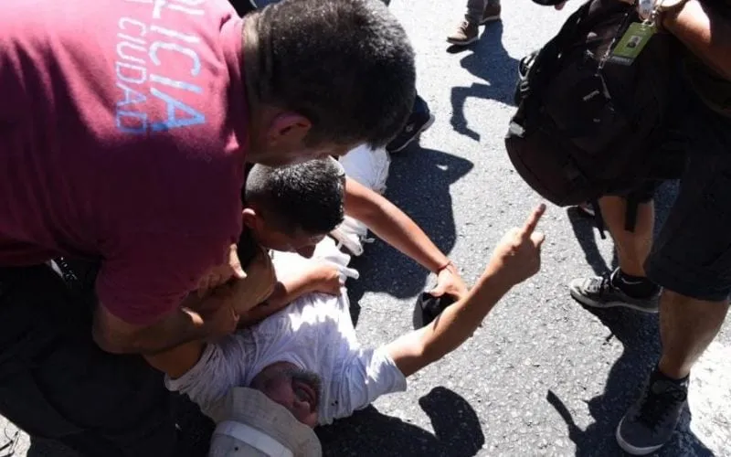 Argentina: Brutal represión policial a periodistas opositores durante una manifestación