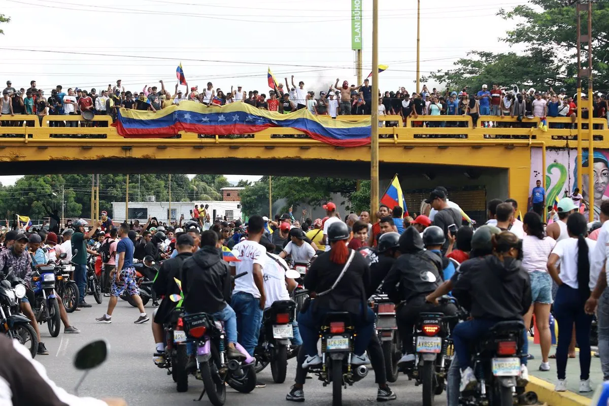 Al menos un muerto y medio centenar de detenidos en las protestas de la oposición en Venezuela