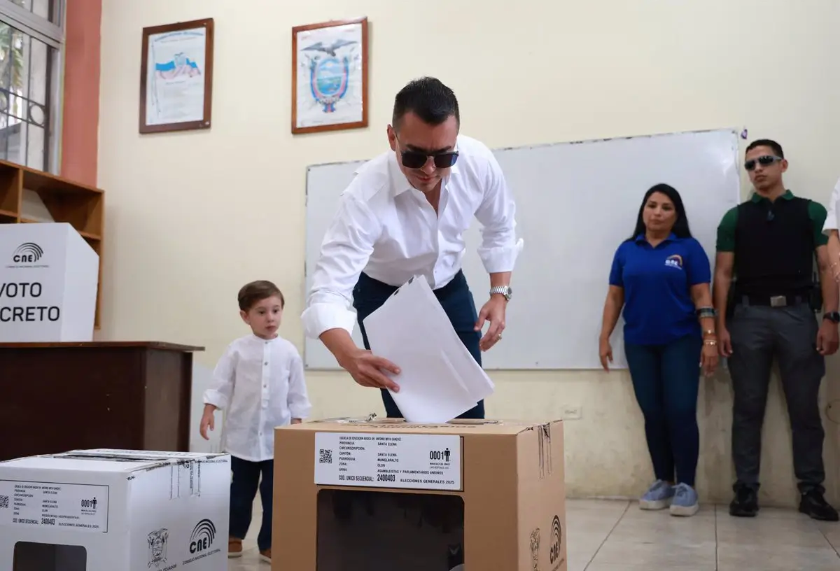 Daniel Noboa ejerce su voto en las presidenciales: “Hoy gana el Ecuador”