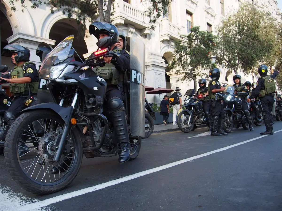 El Gobierno de Perú amplia el estado de emergencia y prohíbe viajar en moto con acompañante para evitar los ataques 10 El Gobierno de Perú amplia el estado de emergencia y prohíbe viajar en moto con acompañante para evitar los ataques