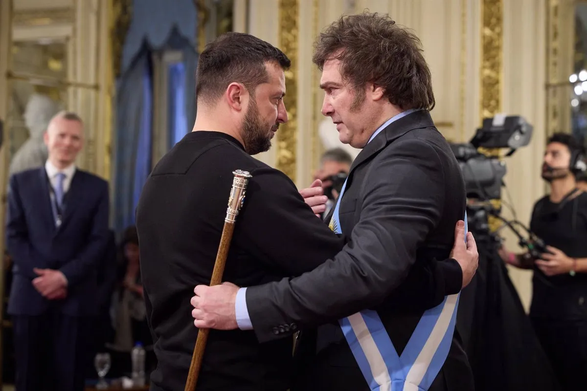 Archivo - Imagen de archivo del presidente de Ucrania, Volodimir Zelenski, junto a su par argentino, Javier Milei, durante su toma de posesión en Buenos Aires.