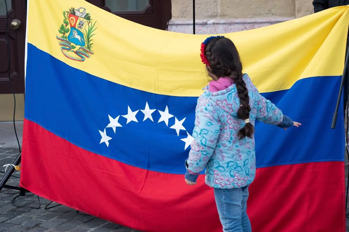 Regresa a Venezuela una niña de dos años que fue separada de su madre tras deportada desde EEUU