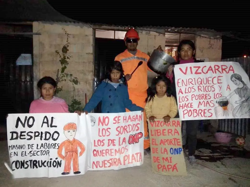 Construcción civil demanda bono con cacerola en mano