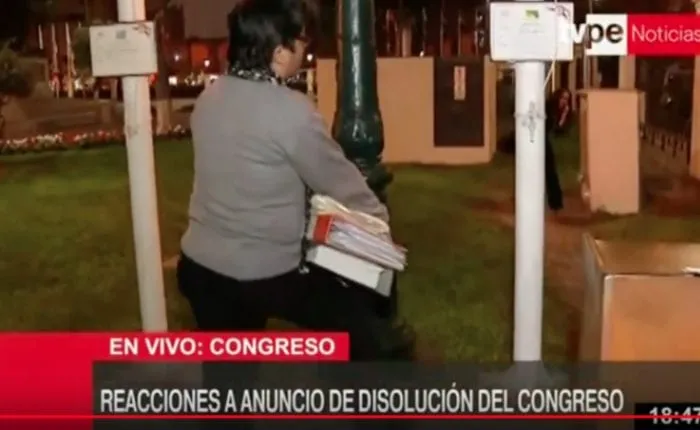 Trabajadores del Congreso se llevan documentos en autos particulares