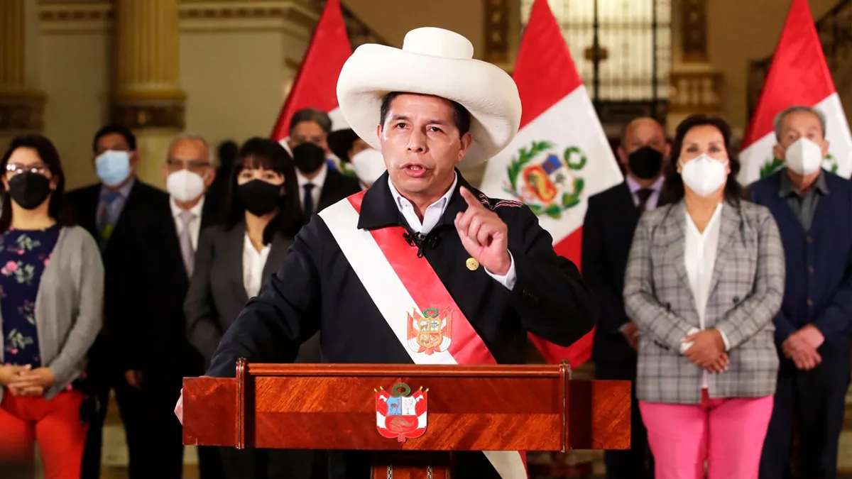 Castillo dice que sin sustento grupos políticos y económicos quieren vacarlo