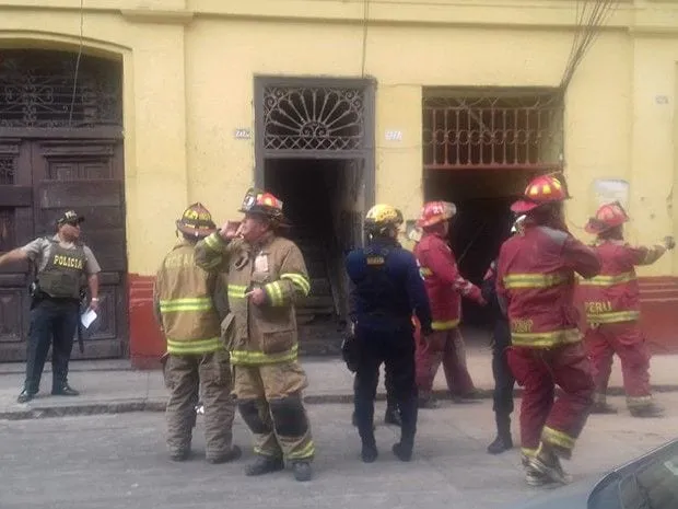 37 personas rescatadas y 4 desaparecidos tras derrumbe de casona en el Centro de Lima