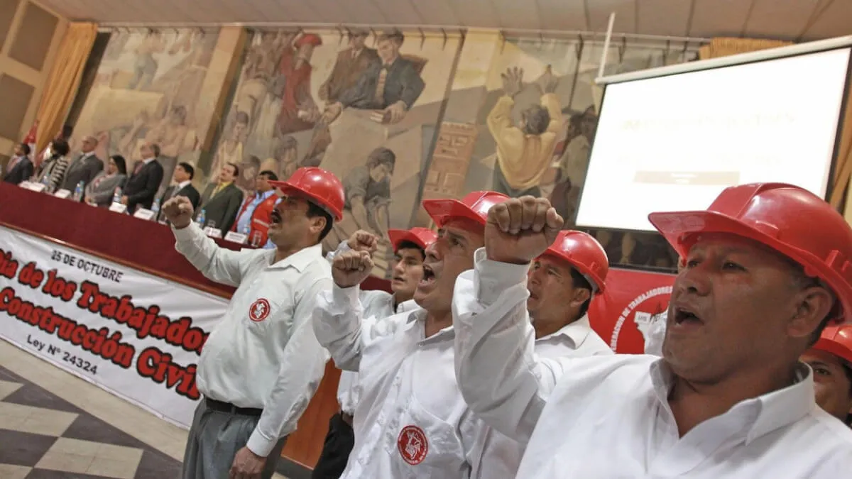 Trabajadores van con Castillo