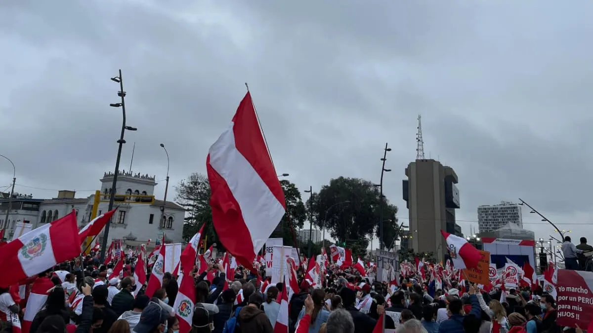 En todo el Perú, los ciudadanos marchan por la democracia y rechazan pretensión de fraude de la Fujimori