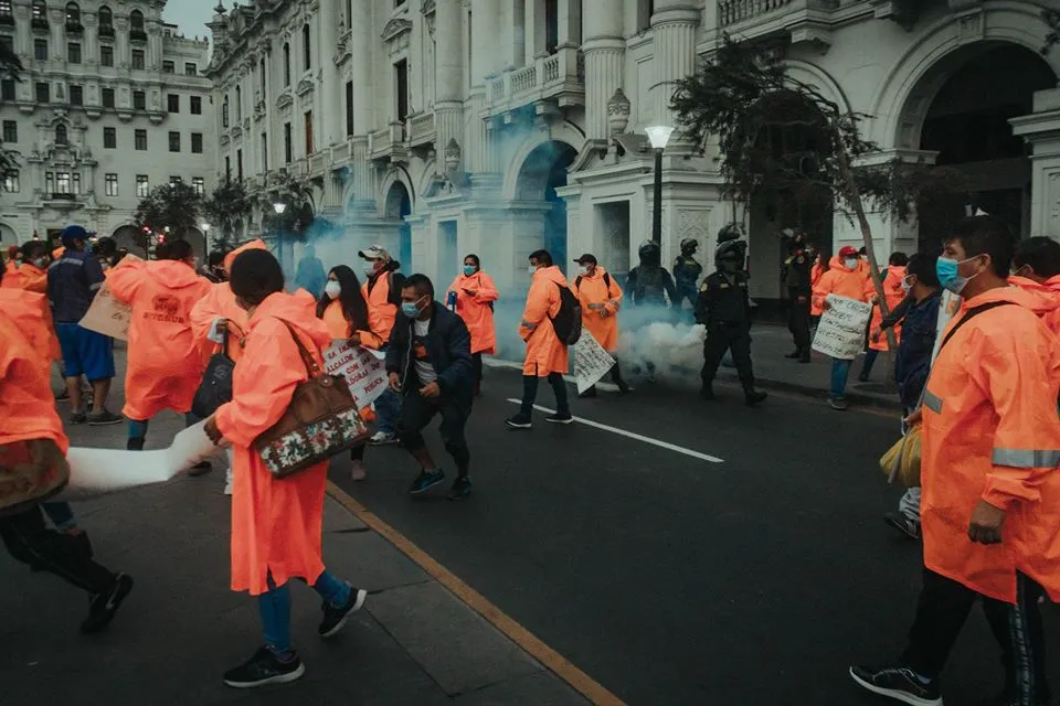 Manifestación pacífica terminó con una brutal represión contra obreras de limpieza pública