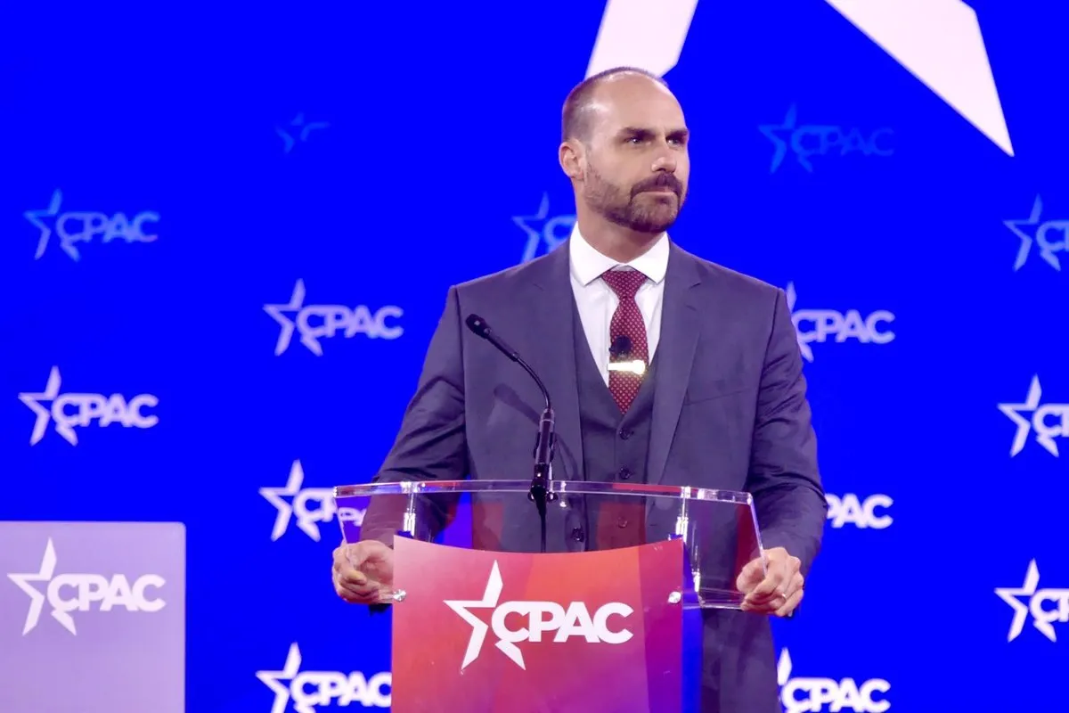 Uno de los hijos de Bolsonaro deja su acta de diputado y defenderá desde EEUU la inocencia de su padre