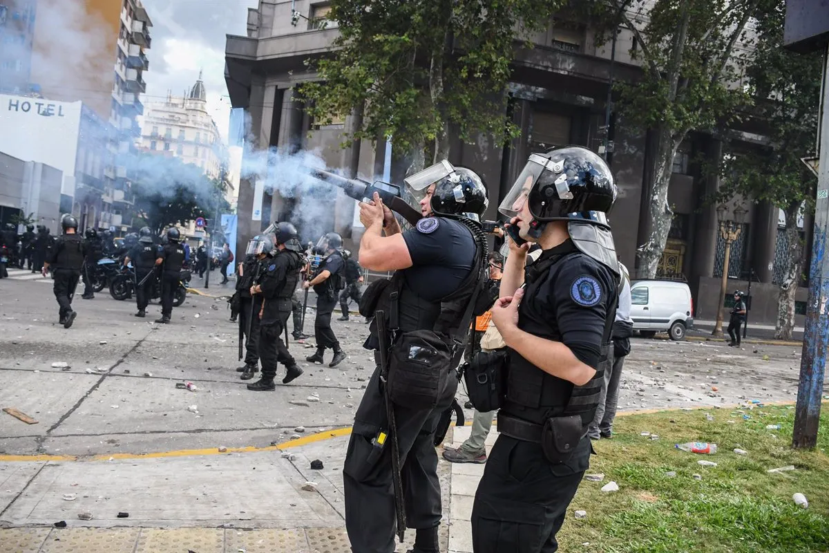 HRW denuncia “abusos” en la respuesta policial a las protestas por las pensiones en Argentina