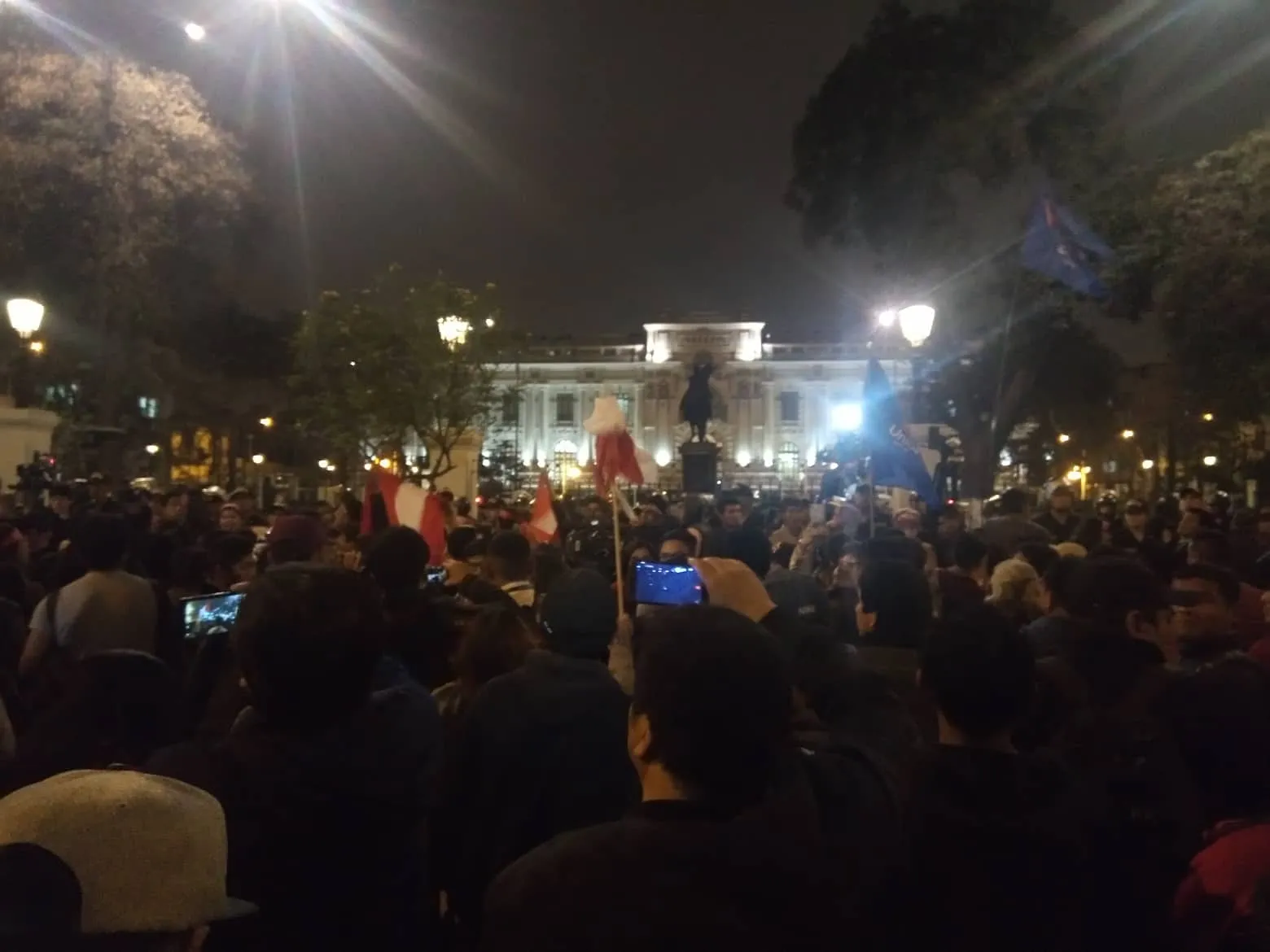 Masivas movilizaciones en todo el Perú en apoyo a la disolución del Congreso