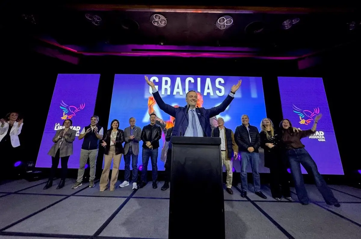 El partido de Milei gana las elecciones en Buenos Aires, doblando los votos a la lista de Macri