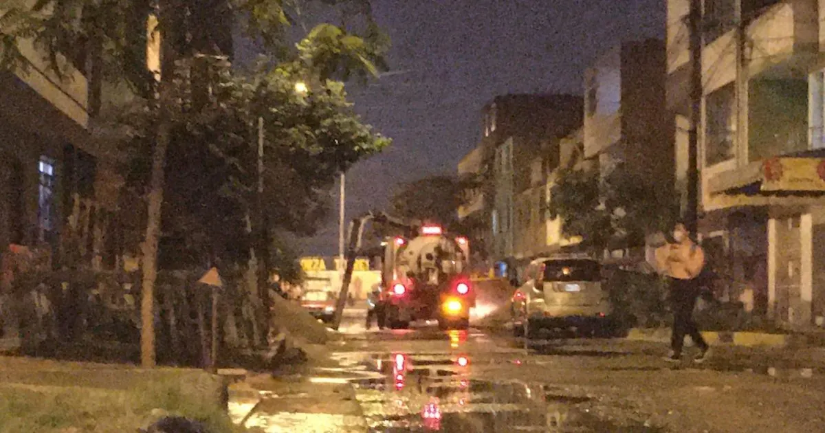 Desagüe inunda calle y casas en Independencia