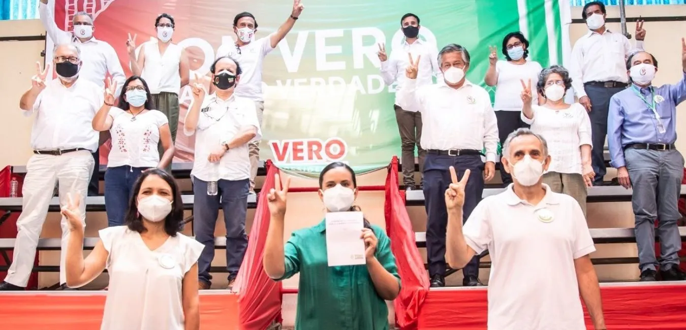 Después de ganar el debate, Verónika presenta a su equipo de gobierno