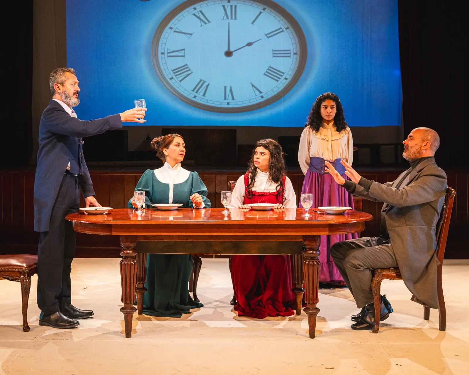 Dos siglos de sobremesa: la historia de un país en llamas