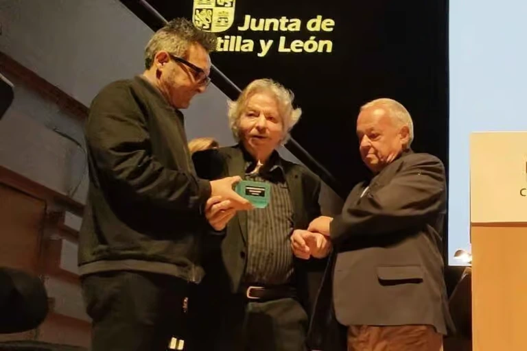 Emiliano Allende recibe el Premio del Audiovisual en la Seminci 2024 por su contribución al cine iberoamericano