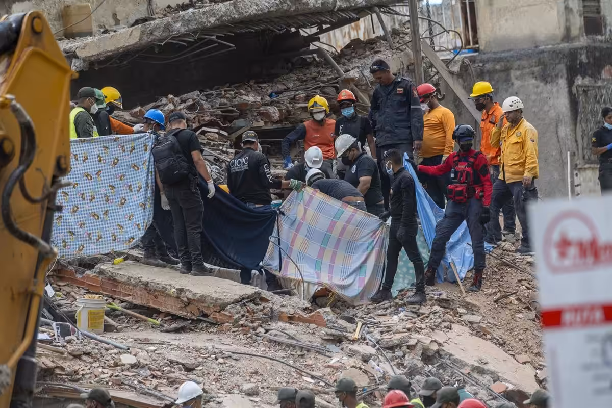Rodríguez asegura que la etapa de búsqueda y rescate continúa en Venezuela tras elevar a 2.595 las víctimas mortales 8 Rodríguez asegura que la etapa de búsqueda y rescate continúa en Venezuela tras elevar a 2.595 las víctimas mortales