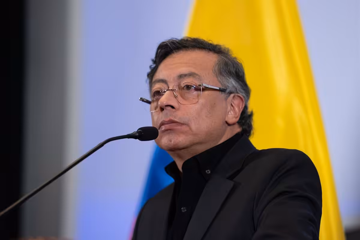Petro defiende que las armas con las que se mata a civiles en el suroeste de Colombia proceden de Ecuador