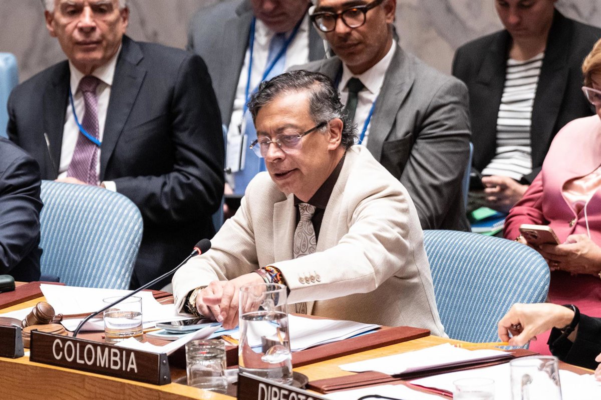 Petro acusa al nuevo Gobierno colombiano de campaña electoral engañosa y defiende la retransmisión en vivo del empalme 13 Petro acusa al nuevo Gobierno colombiano de campaña electoral engañosa y defiende la retransmisión en vivo del empalme
