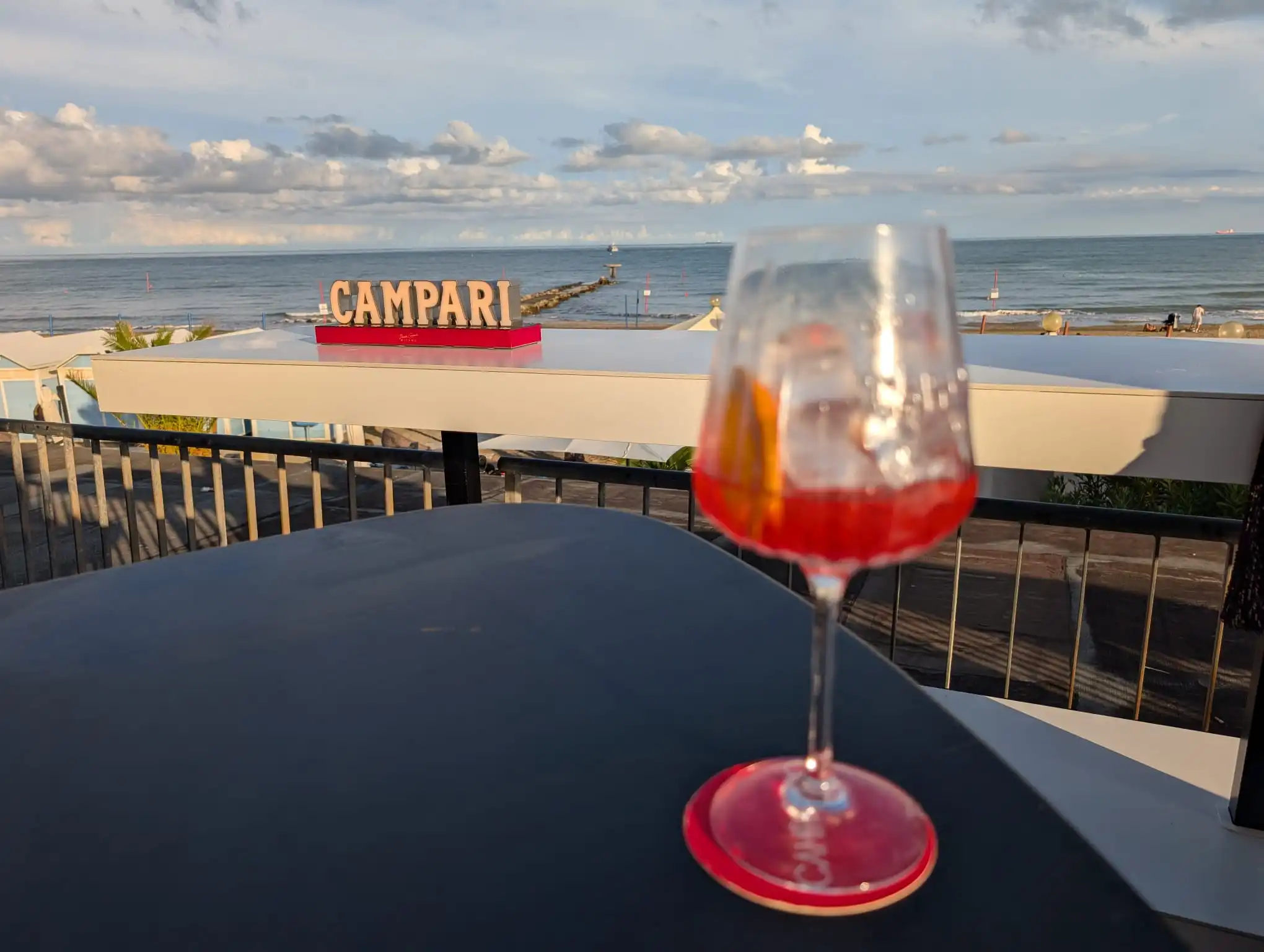 Campari en la Mostra de Venecia 2025: una historia de cine, pasión y homenaje a Gus Van Sant 2 El famoso Lounge de Campari en Venecia, donde tuvo la recepción de Gus Van Sant