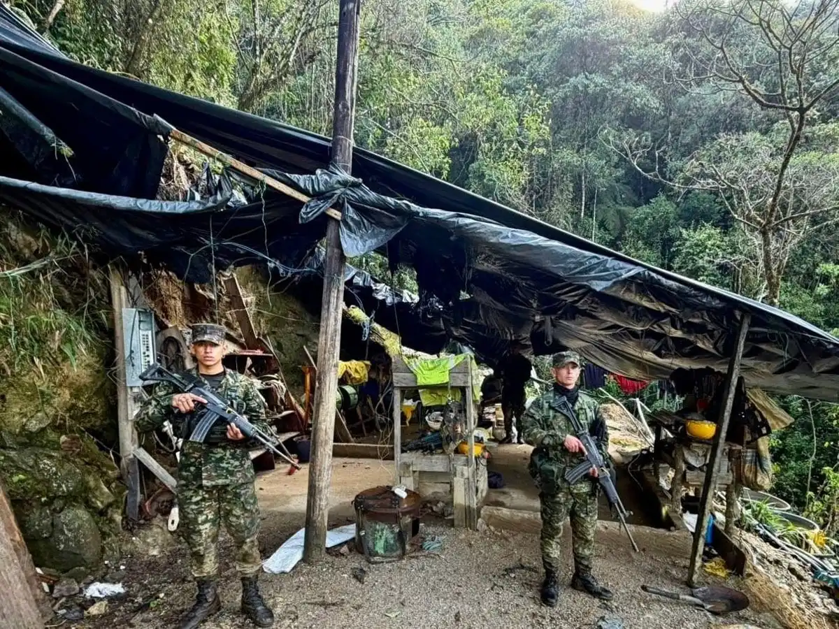 Un juez ordena al Gobierno de Colombia abstenerse de bombardear objetivos militares en zonas con menores reclutados