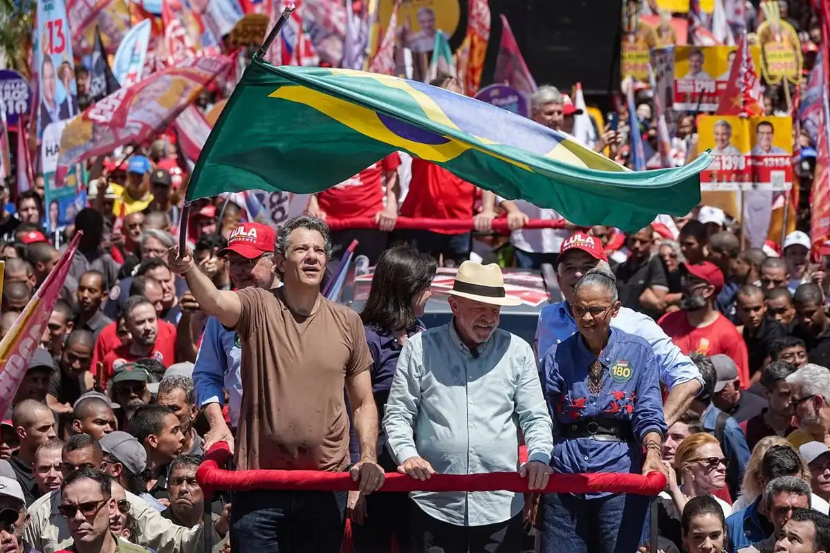 Brasil elige este domingo entre los modelos antagónicos de Lula y Flávio Bolsonaro en una contienda muy igualada