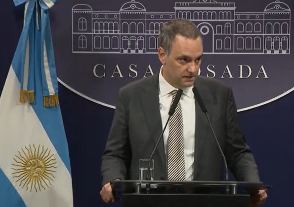 Un juez prohíbe salir de Argentina al exjefe de Gabinete de Milei 12 Un juez prohíbe salir de Argentina al exjefe de Gabinete de Milei