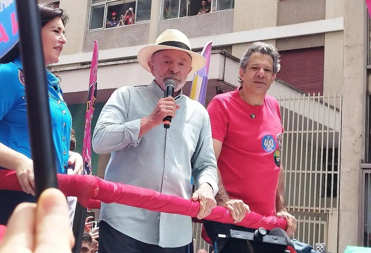 Lula apela tras votar a elegir entre “fortalecer el régimen democrático o la barbarie”