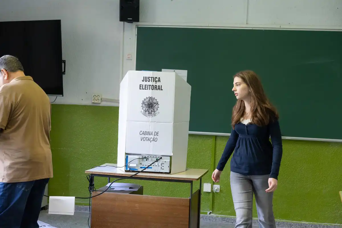 Abren los colegios para las elecciones en Brasil, primer asalto de la gran pugna entre Lula y Bolsonaro