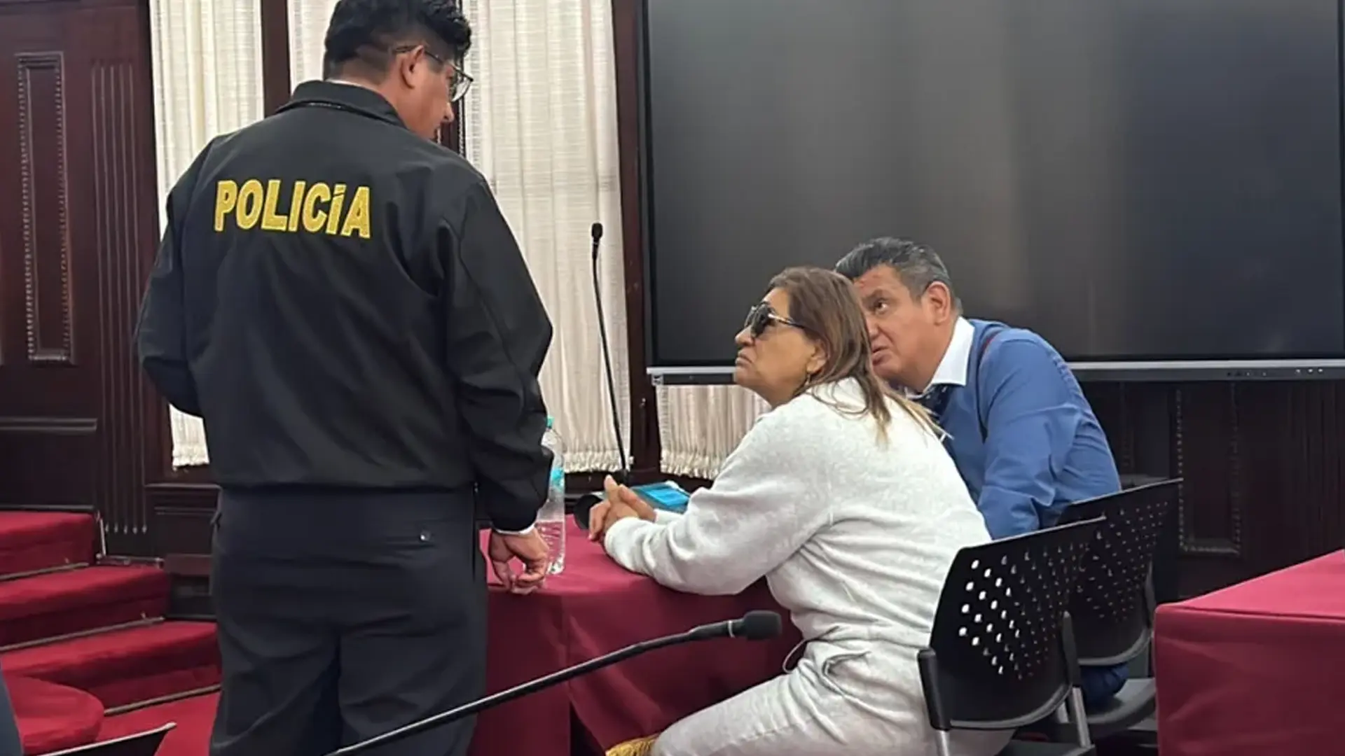 Suspendida fiscal Elizabeth Peralta se entrega a la justicia tras orden de captura internacional