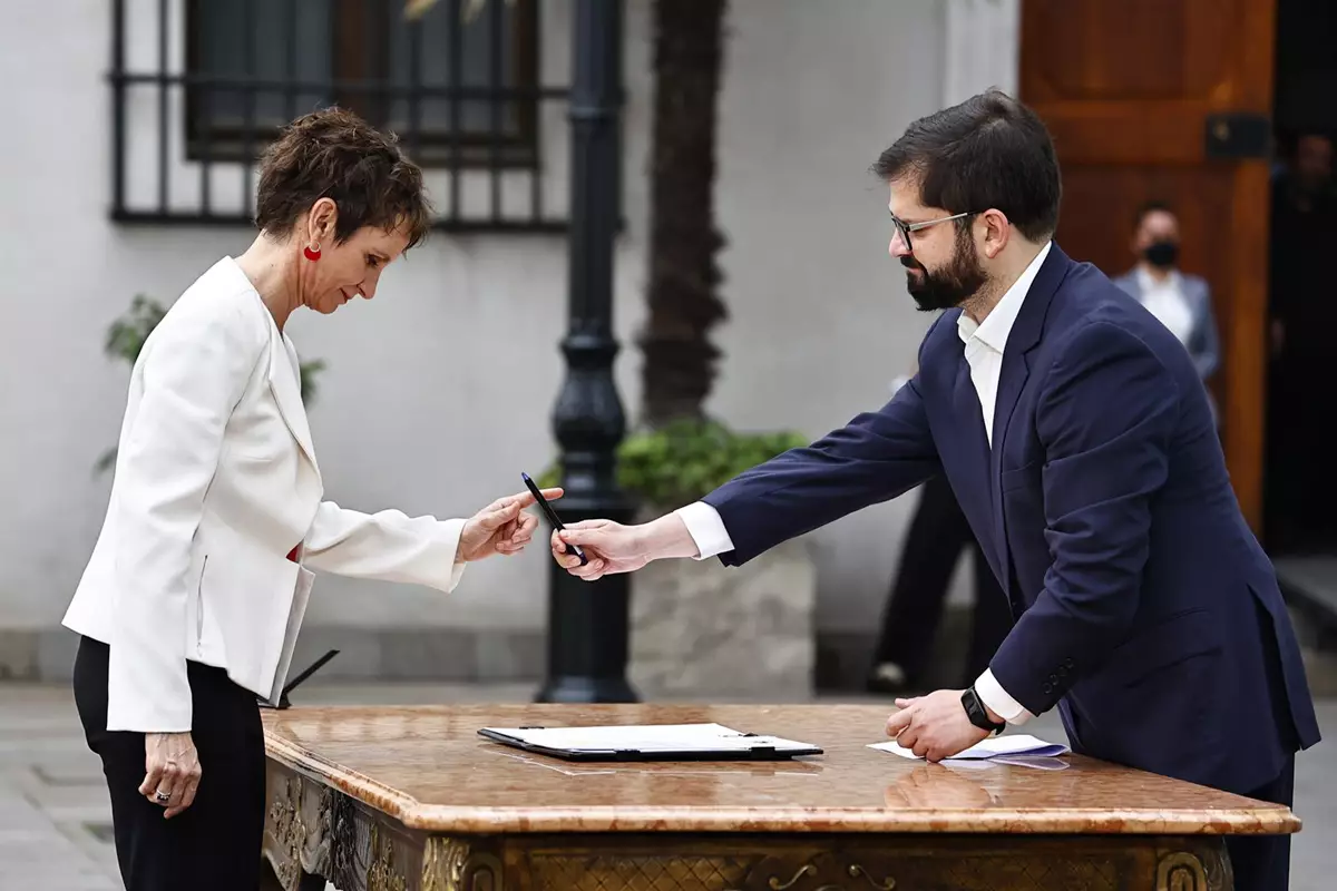 Boric nombra al ministro de la Presidencia como sustituto de Tohá al frente de Interior