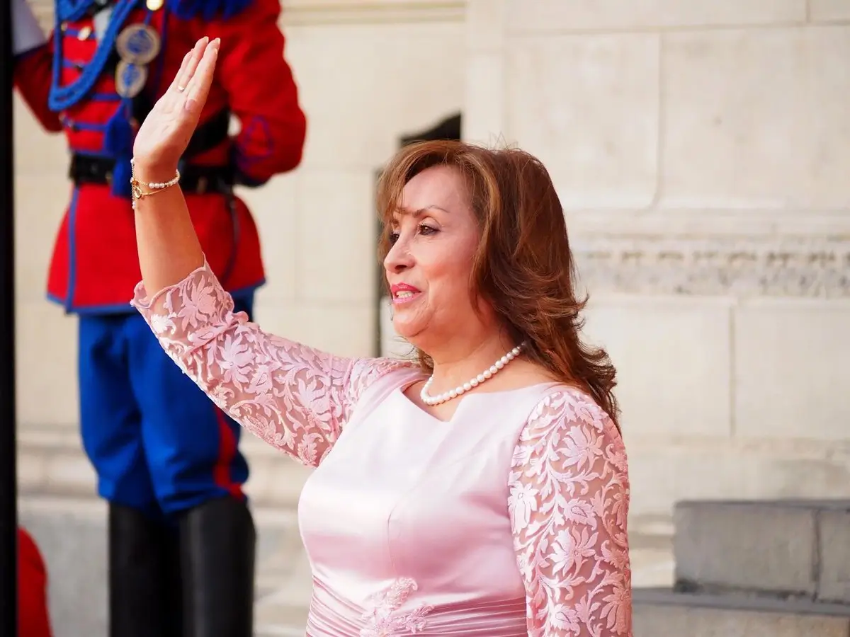 El Congreso convoca a la presidenta peruana y tramita la revocación de su reciente subida salarial