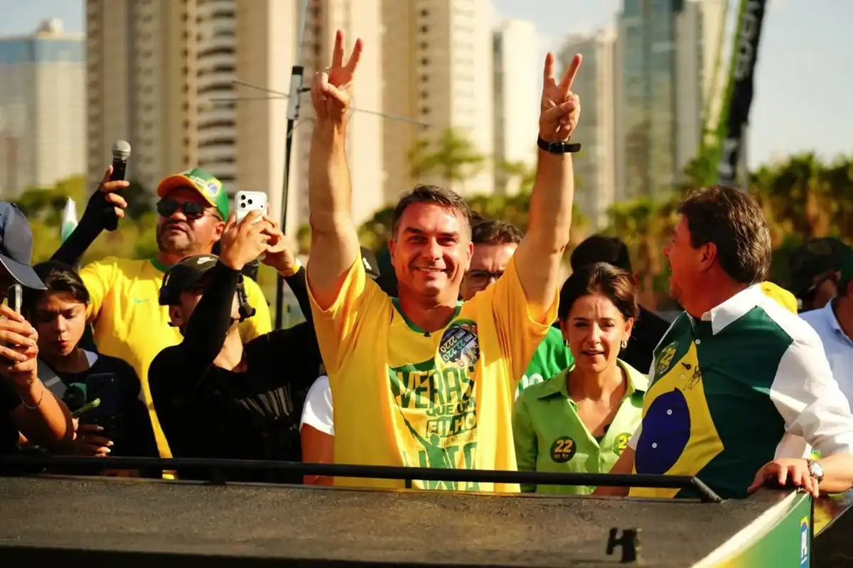 Flávio Bolsonaro, “candidato por descarte”, acaricia la Presidencia gracias al voto oculto de Brasil
