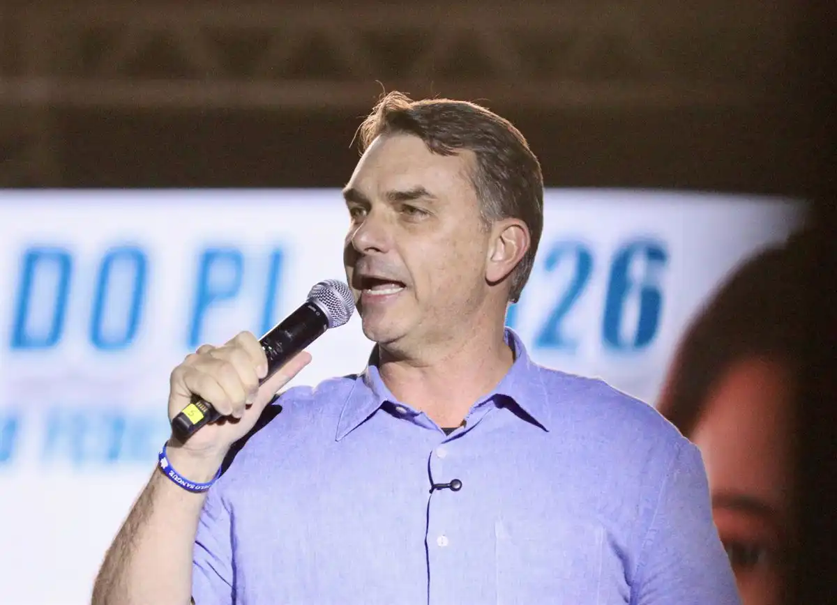 Flávio Bolsonaro apela a su mayoría en el Congreso para “cambiar la Constitución” y “redemocratizar” Brasil