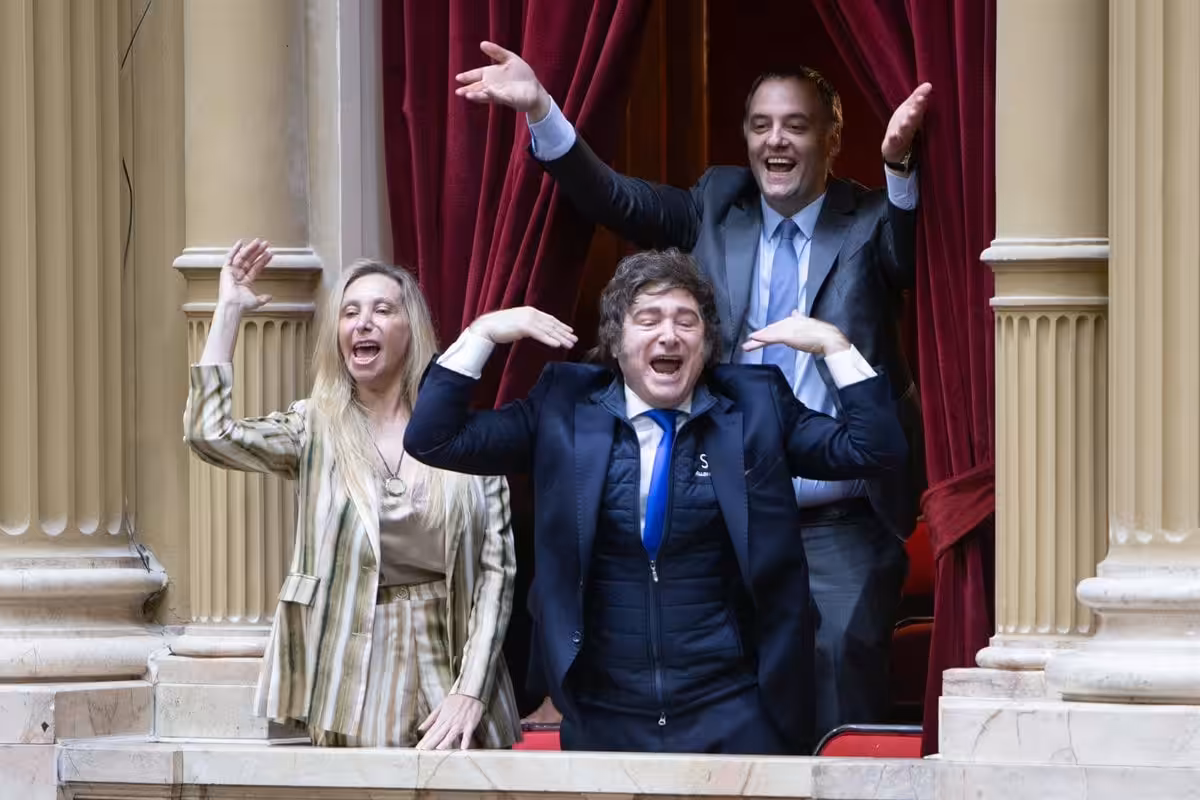 Milei reitera el apoyo a su jefe de Gabinete ante las acusaciones de enriquecimiento: “Ni en pedo se va”